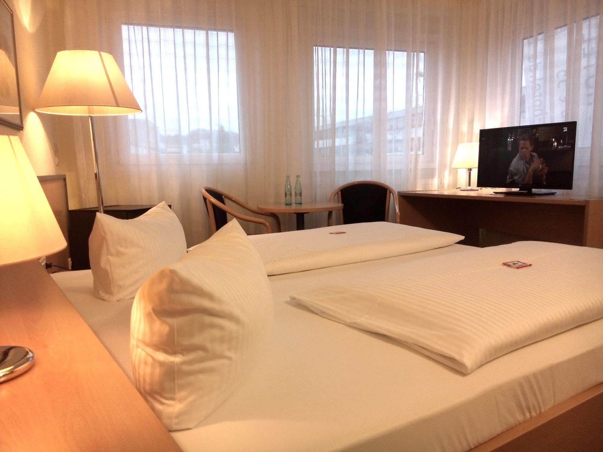 Central Hotel Winnenden Bagian luar foto