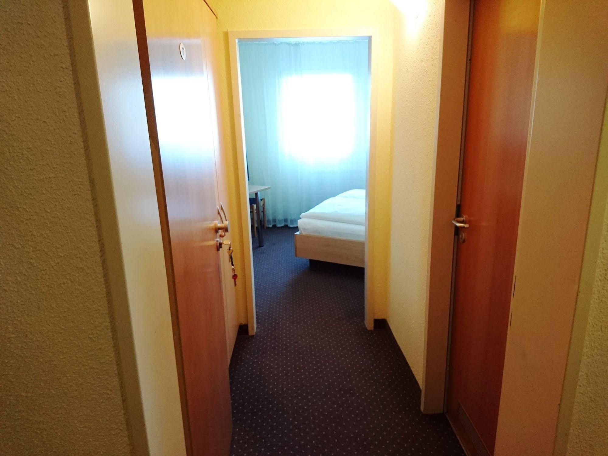 Central Hotel Winnenden Bagian luar foto