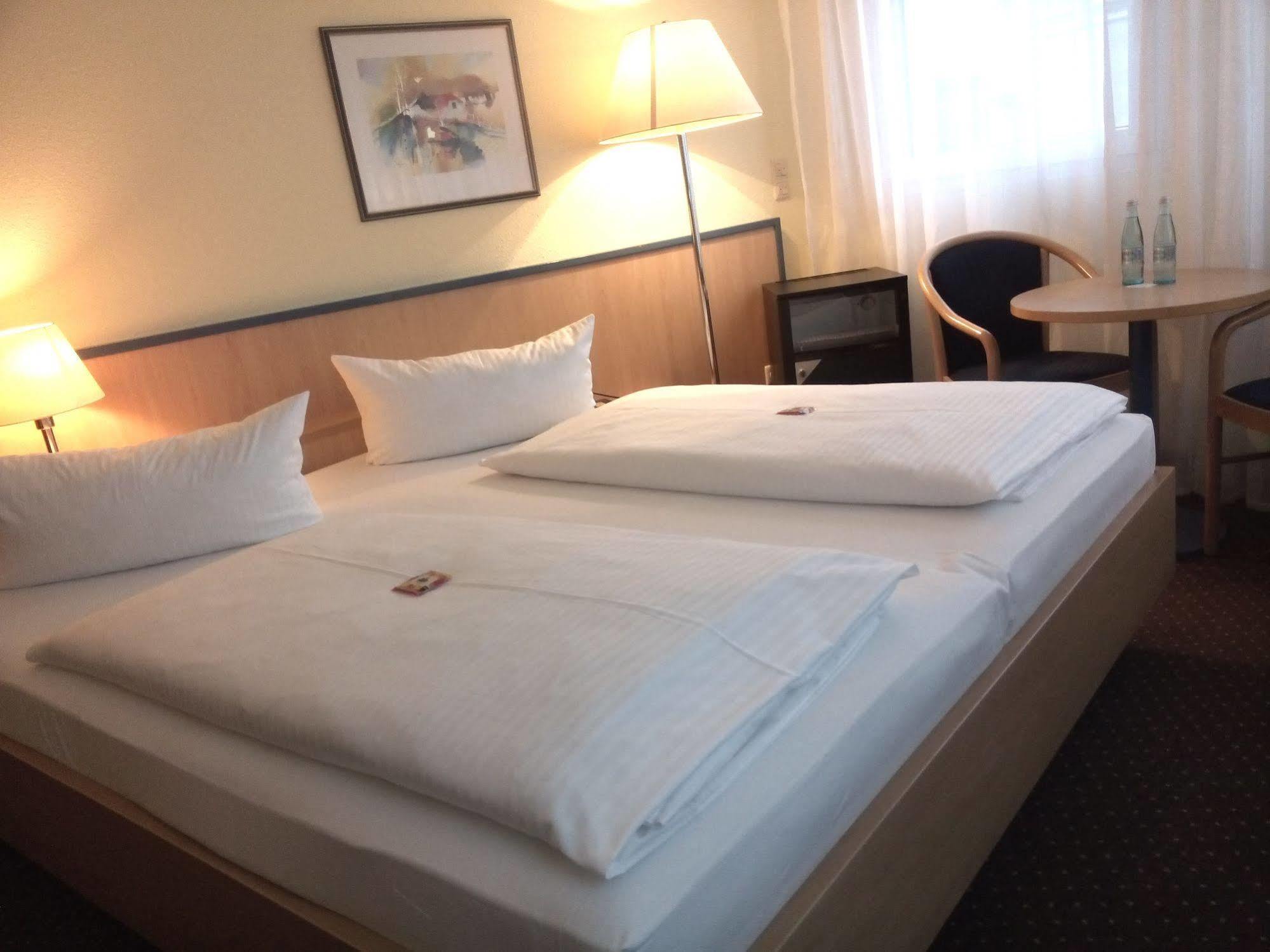 Central Hotel Winnenden Bagian luar foto