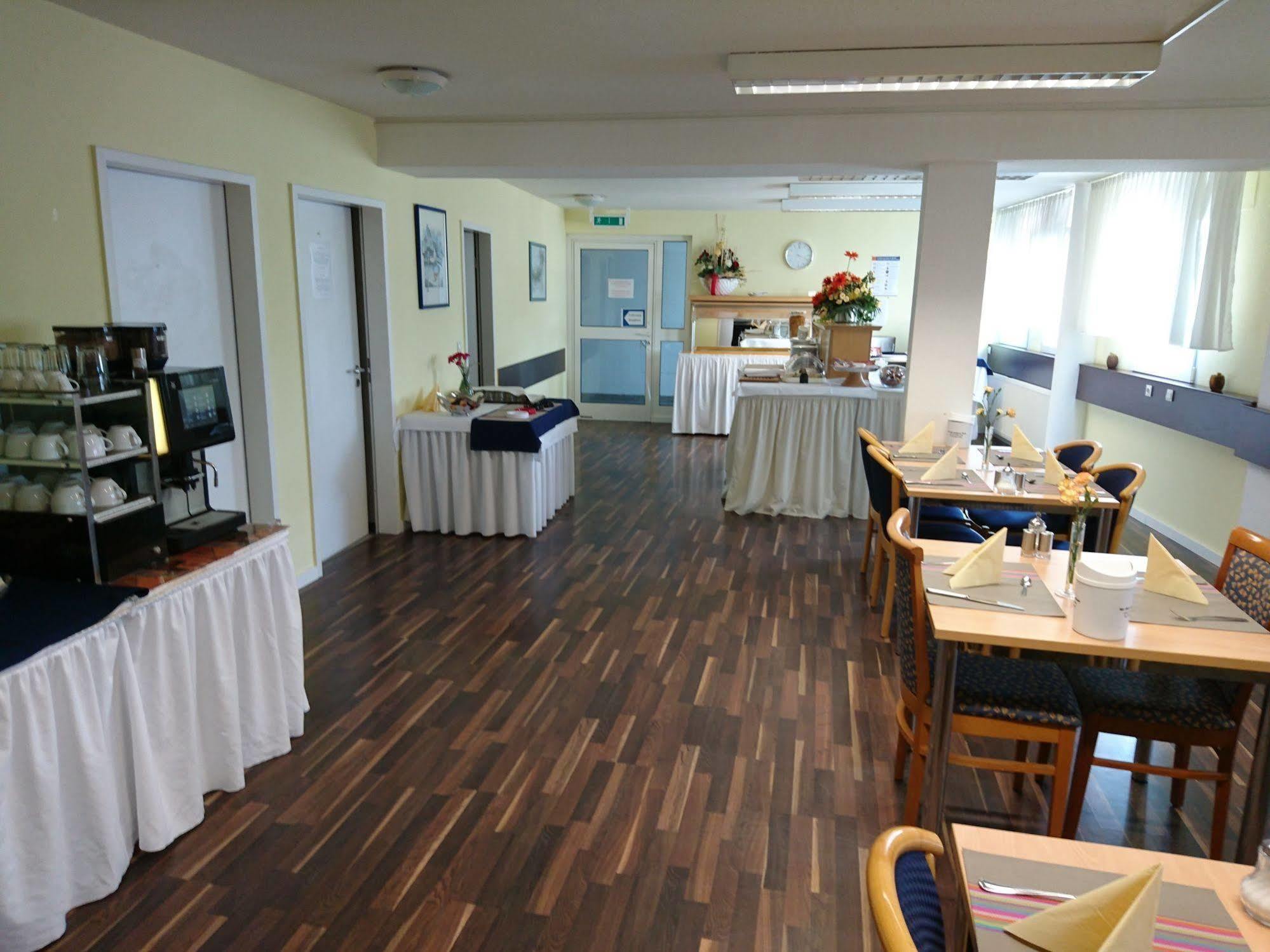 Central Hotel Winnenden Bagian luar foto